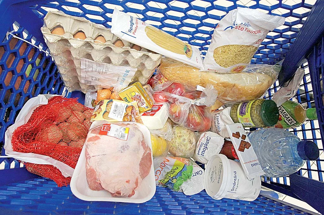 Majoritatea cumpărăturilor sunt marcă proprie a hipermarketului. FOTO Arhivă