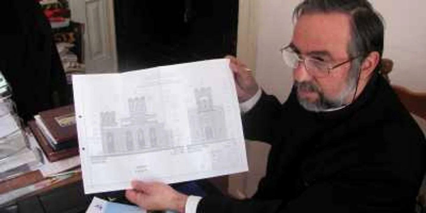 Preotul Mihail Balaban prezintă schiţa mănăstirii