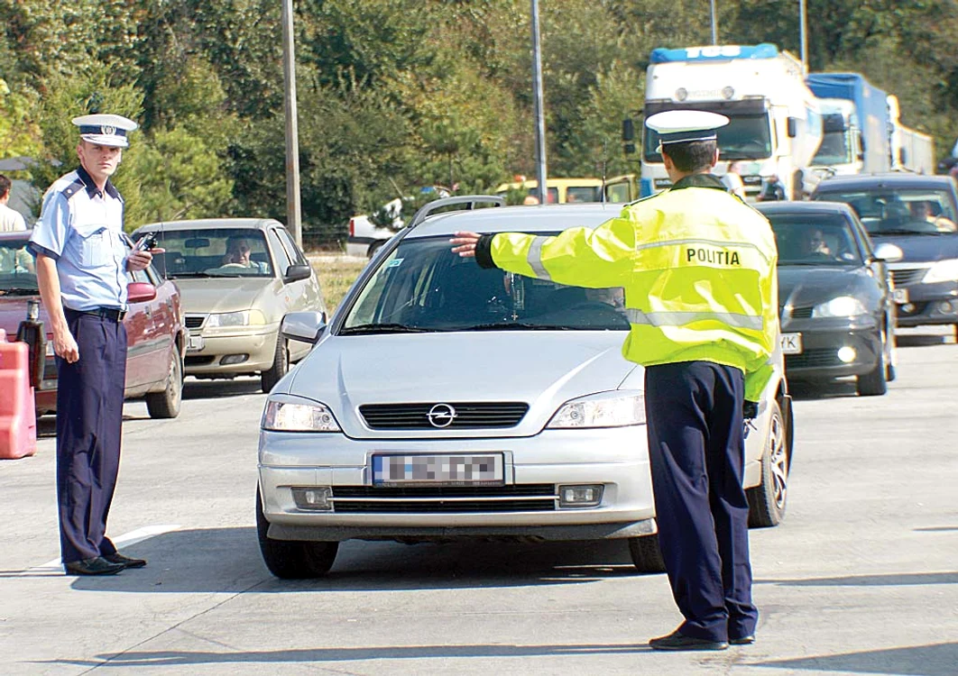 
    Şoferii vor fi opriţi  de poliţişti  