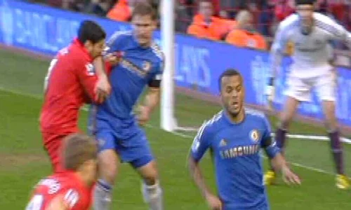Branislav Ivanovici a fost muşcat de mână de către Suarez jpeg