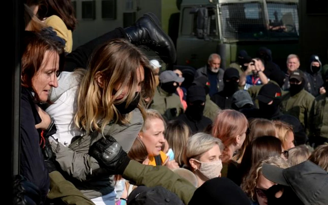 Femeile din Belarus protestează împotriva rezultatului alegerilor prezidenţiale. FOTO EPA-EFE