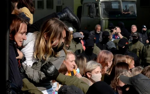 Femeile din Belarus protestează împotriva rezultatului alegerilor prezidenţiale. FOTO EPA-EFE