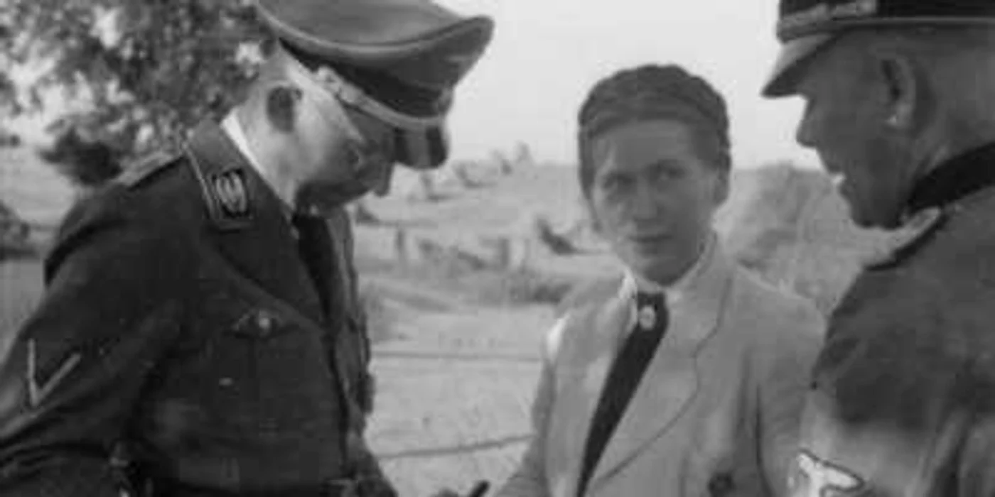 „Şcoala de mirese” a fost rezultatul colaborării între Scholtz-Klink (centru) şi Heinrich Himmler (stânga), şeful SS, care era obsedat de superioritatea germanilor faţă de celelalte rase