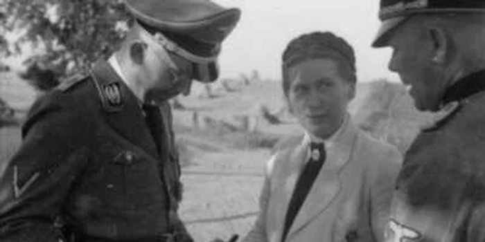 „Şcoala de mirese” a fost rezultatul colaborării între Scholtz-Klink (centru) şi Heinrich Himmler (stânga), şeful SS, care era obsedat de superioritatea germanilor faţă de celelalte rase