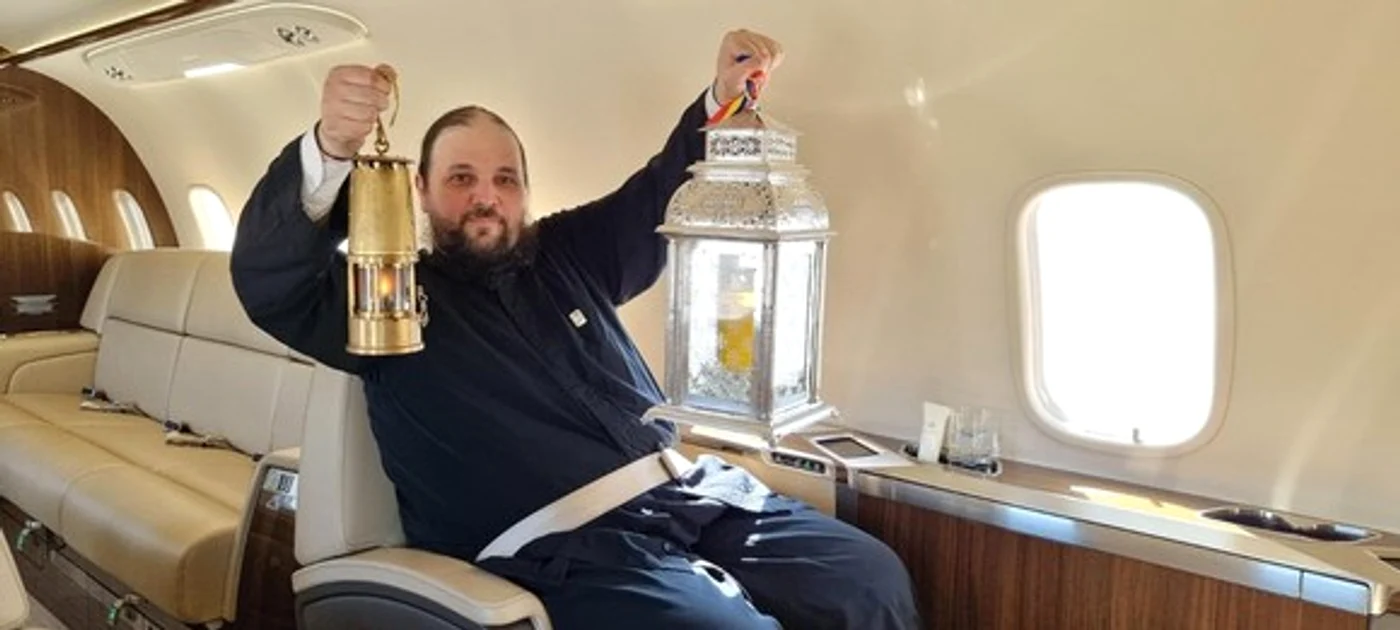 Sfânta Lumină de la Mormântul Sfânt din Ierusalim care a fost adusă de părintele arhimandrit Teofil Anăsătosoaie, superiorul Aşezămintelor Patriarhiei Române la Locurile SfinteFoto Click!