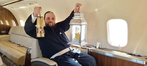 Sfânta Lumină de la Mormântul Sfânt din Ierusalim care a fost adusă de părintele arhimandrit Teofil Anăsătosoaie, superiorul Aşezămintelor Patriarhiei Române la Locurile SfinteFoto Click!