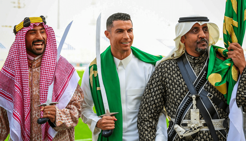 Cristiano Ronaldo, în ipostaze inedite cu o sabie primită cadou - FOTO