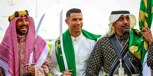 Cristiano Ronaldo, în ipostaze inedite cu o sabie primită cadou FOTO Profimedia