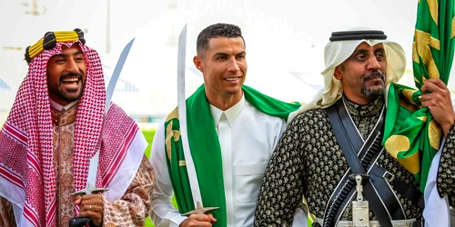 Cristiano Ronaldo, în ipostaze inedite cu o sabie primită cadou FOTO Profimedia 