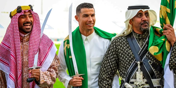 Cristiano Ronaldo, în ipostaze inedite cu o sabie primită cadou FOTO Profimedia 
