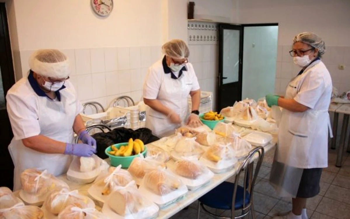 Hrană caldă de la biserică pentru cei aflaţi în nevoie FOTO Costiuc Petrică