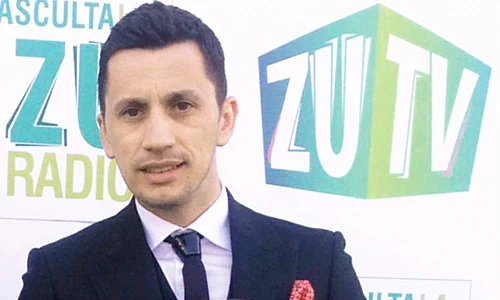Invitaţiile pe care solista le a trimis nuntaşilor ei sunt compuse de celebrul DJ Flick, de la Radio ZU, supranumit "Eminescu modern" jpeg