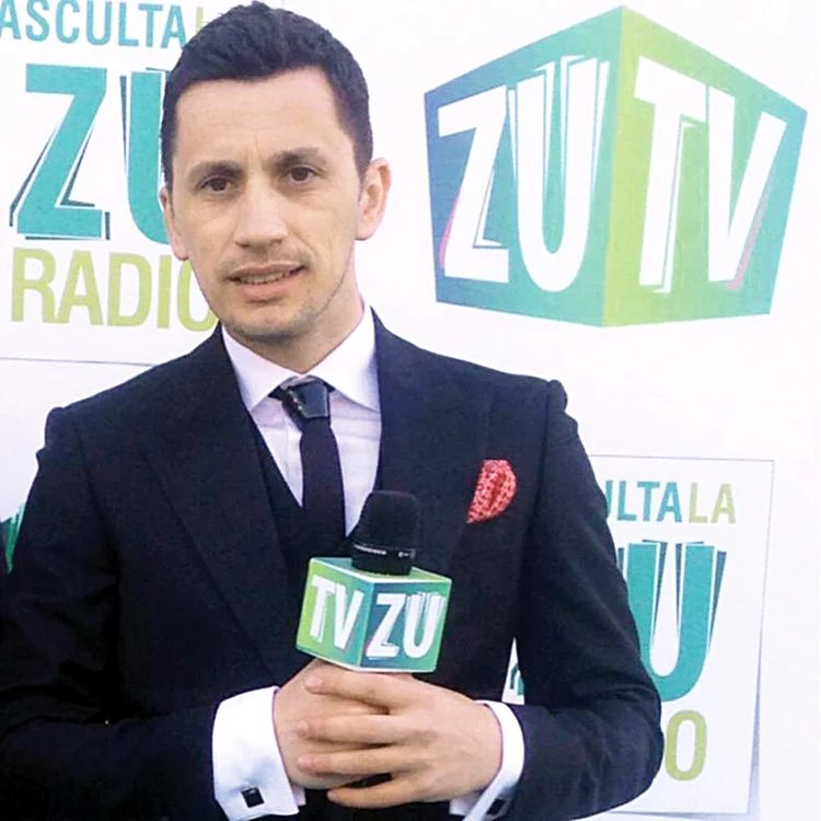 Invitaţiile pe care solista le-a trimis nuntaşilor ei sunt compuse de celebrul DJ Flick, de la Radio ZU, supranumit "Eminescu modern"