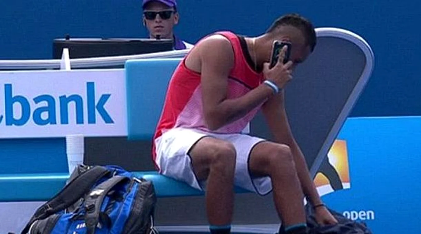 
    Kyrgios a primit un telefon din partea unui prietenFoto Twitter  