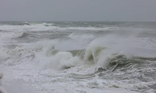 marea neagra mare agitata valuri foto primaria constanta