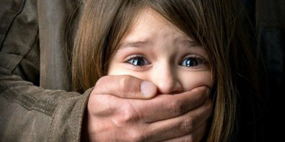 Un pedofil în serie abia ieșit din închisoare a fost arestat din nou după ce a agresat mai mulți copii