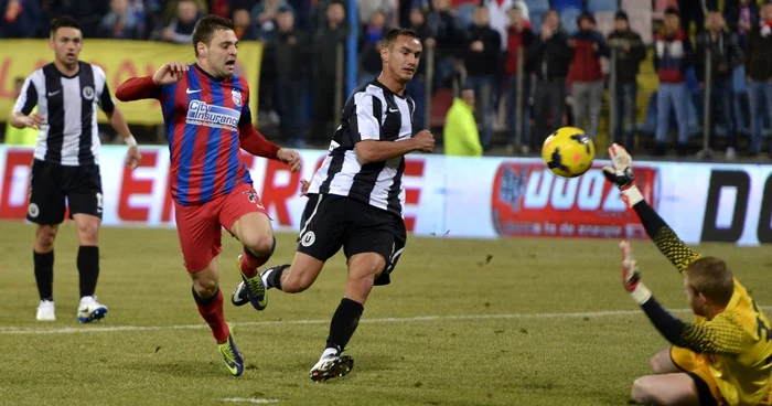 Adi POpa a deschis scorul cu o "scăriţă" peste portarul lui "U" Cluj FOTO Rpressport.ro