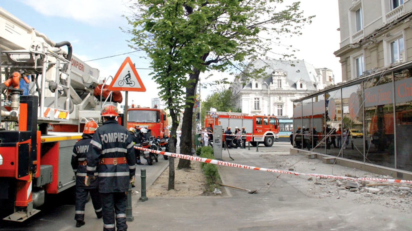 Pompierii au îndepărtat şi alte  bucăţi de tencuială care puteau pune  în pericol vieţile altor oameni