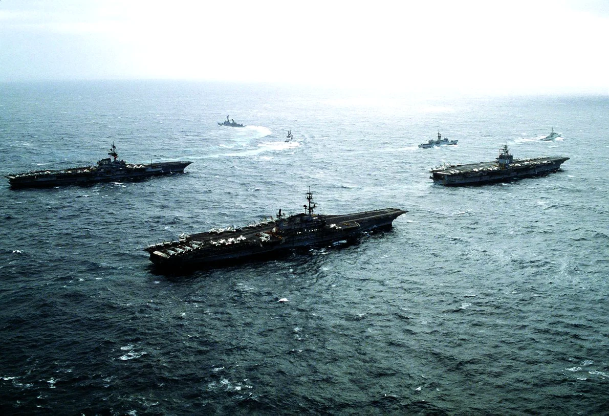 Portavioanele americane Midway, Coral Sea, Enterprise, în timpul exercițiului „FLEETEX 83” (© Wikimedia Commons)