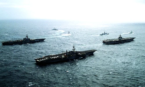 Portavioanele americane Midway, Coral Sea, Enterprise, în timpul exercițiului „FLEETEX 83” (© Wikimedia Commons)