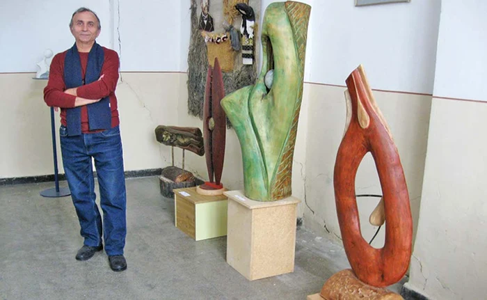 
    Gheorghe Nour şi câteva dintre lucrările saleFoto: adevarul.ro  