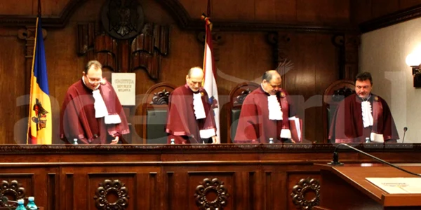 La ultimele doua sedinte ale Curtii Constitutionale au participat doar patru din cei sase judecatori