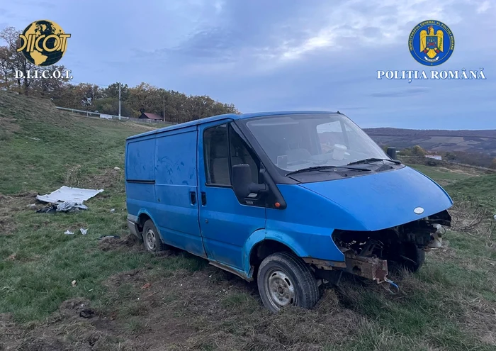 Mașina folosită pe post de dormitor pentru victime. FOTO DIICOT