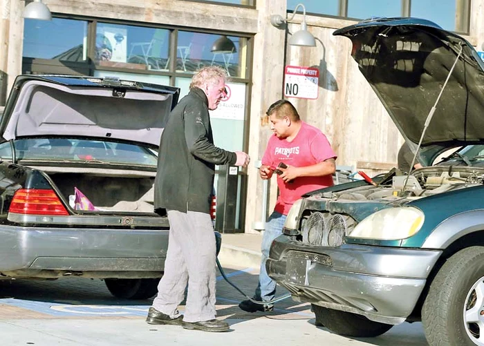 Nick Nolte s-a născut la 8 februarie 1941. A debutat în 1969 în cinematografie după o scurtă carieră ca fotomodel. A fost cuplat cu Debra Winger, Vicki Lewis şi are doi copii cu Rebecca Linger şi cu actuala parteneră Clytie Lane. Fiul lui, Brawley (30 de