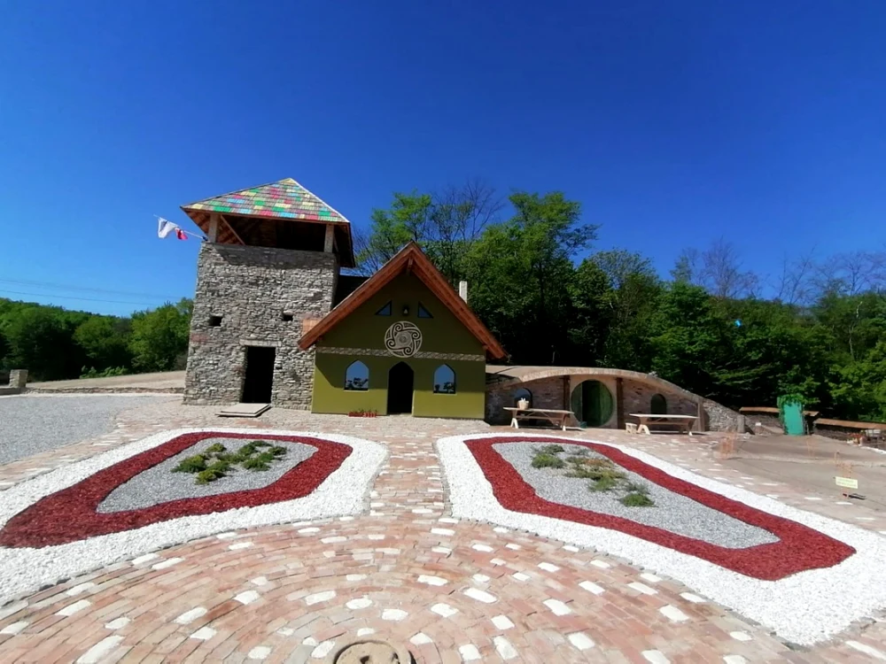 Complexul de basm din marginea pădurii de la Ipoteşti