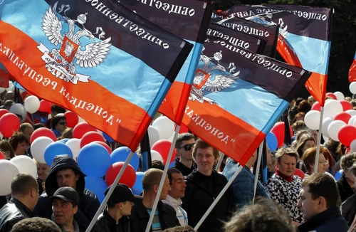 Separatisti prorusi din Donetk sarbatorind cinci ani de la autoproclamarea independentei fata de Ucraina FOTO EPA-EFE