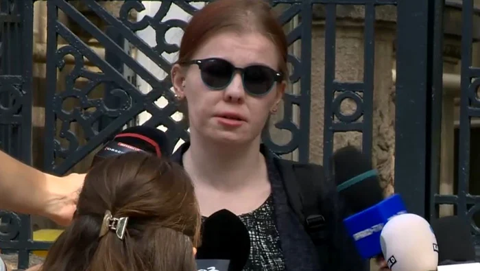 Femeia depistată la intrarea în Parlament având şase cuţite asupra sa. Sursa foto: Digi24  