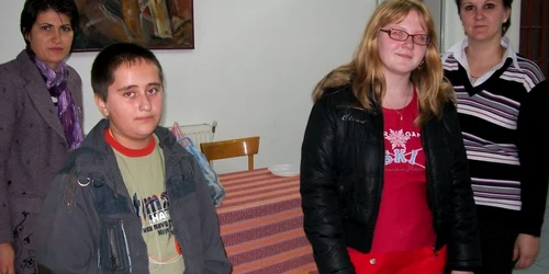 Elevii au donat alimente bătrânilor