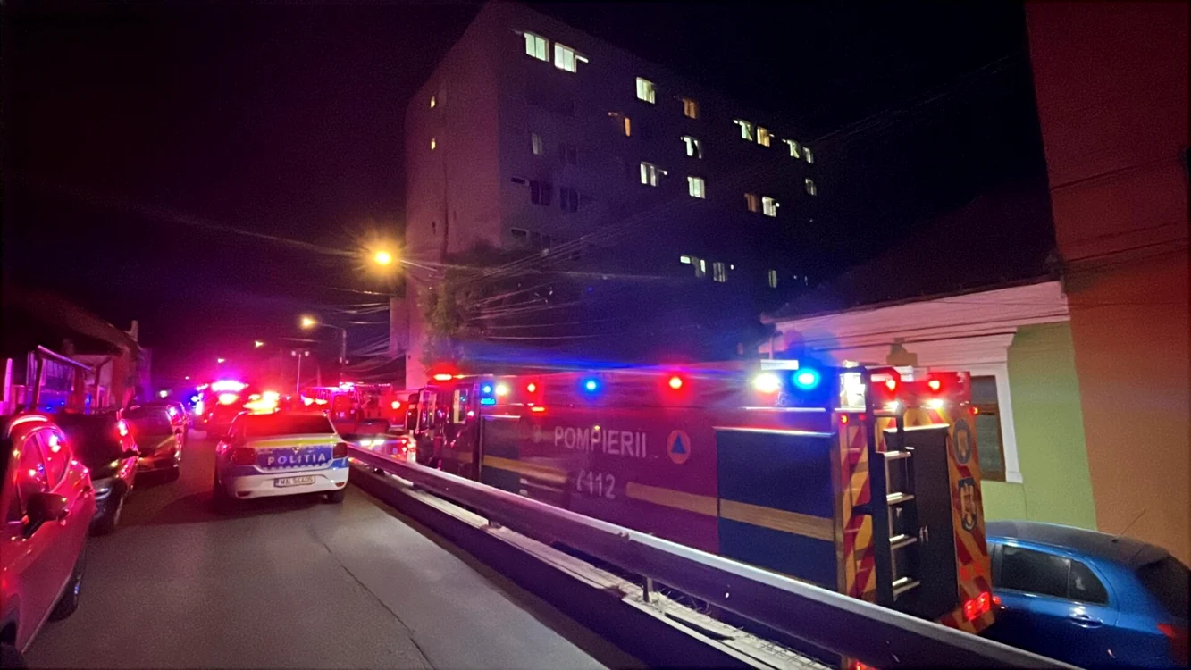 Incendiul a izbucnit într-o cameră de la etajul cinci al căminului studenţesc.