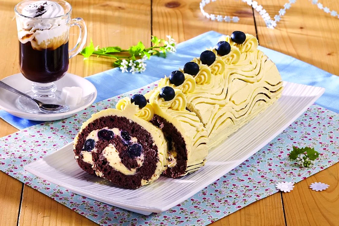 rulada de cacao cu vanilie si afine jpeg