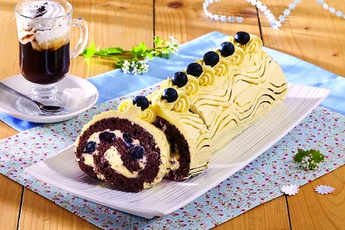 rulada de cacao cu vanilie si afine jpeg