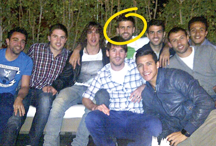 În timp ce madrilenii celebrau  cucerirea titlului de campioni, jucătorii de la Barcelona, alături de  Pique, petreceau la ziua lui Fabregas