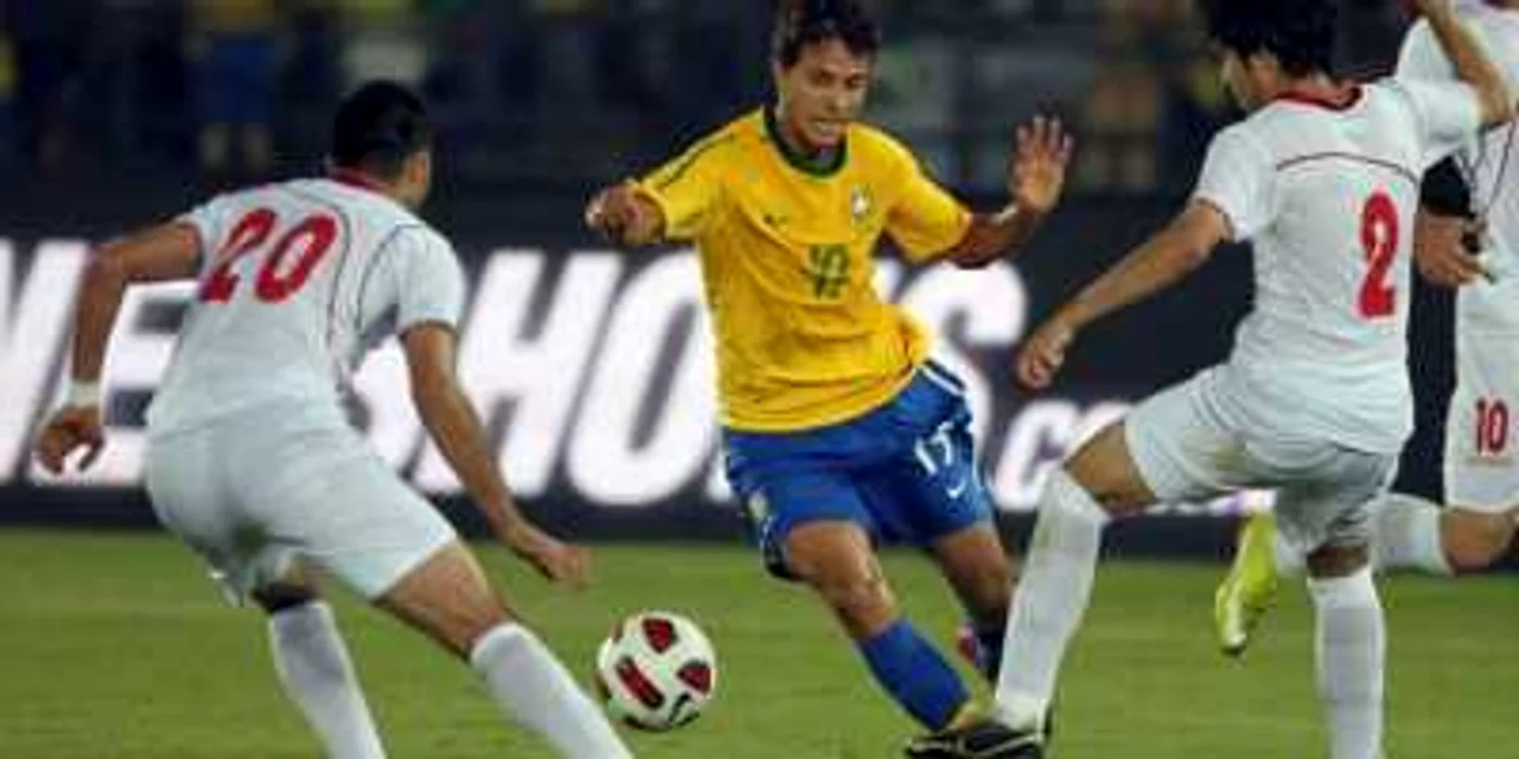 Nilmar (centru) a marcat golul al treilea al Braziliei