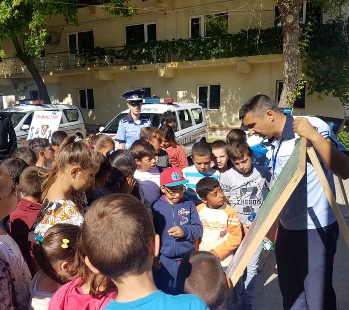 Copiii, la discuţii cu oamenii legii FOTO UPJ Călăraşi