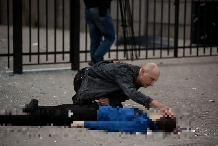 Bărbatul a refuzat să se miște de lângă cadavrul fiului său