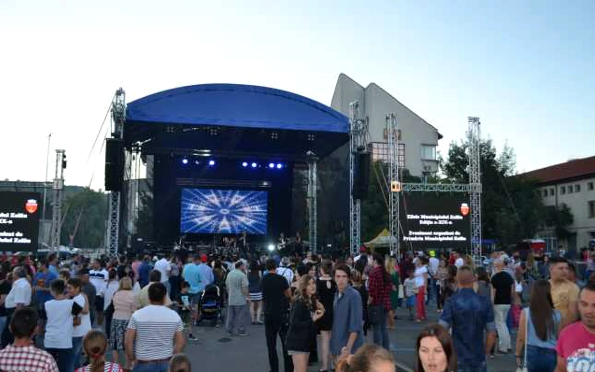 Concertele vor avea loc pe scena din spatele Primăriei Zalău FOTO Andreea Vilcovschi