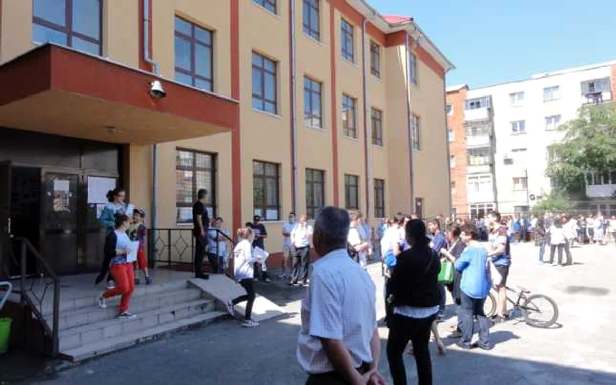 La ora 9 elevii vor începe examenul