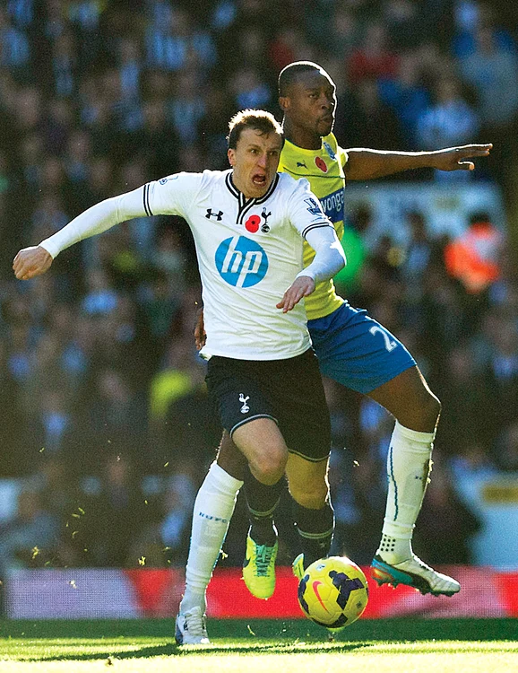 Chiricheş are şanse minime să mai continue la Tottenham şi sezonul viitorFoto: AP