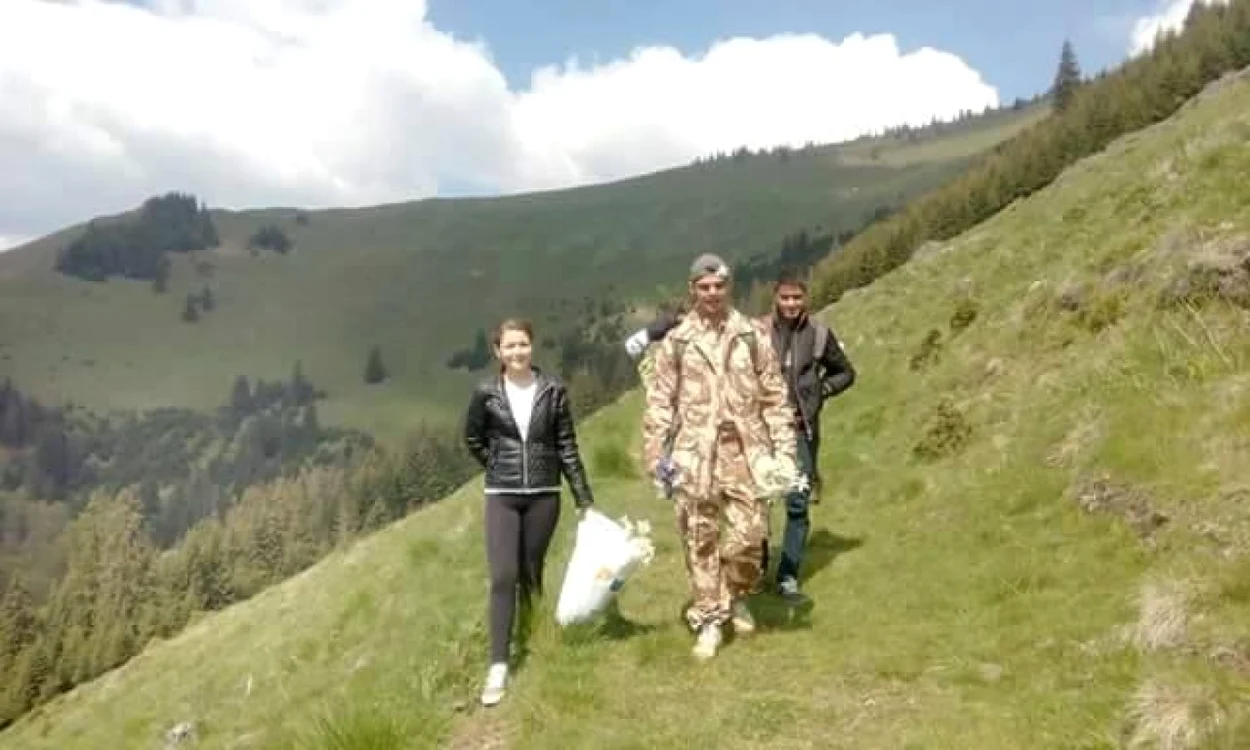 Primii vizitatori ai rezervaţiei deja au plecat acasă cu „suveniruri” FOTO: Claudiu Iuşan