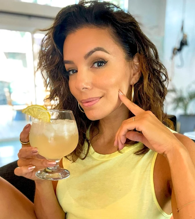 
    Eva Longoria, 46 de ani, recunoaște că duminica dă pe gât un pahar de tequila Sunrisefoto: Instagram  