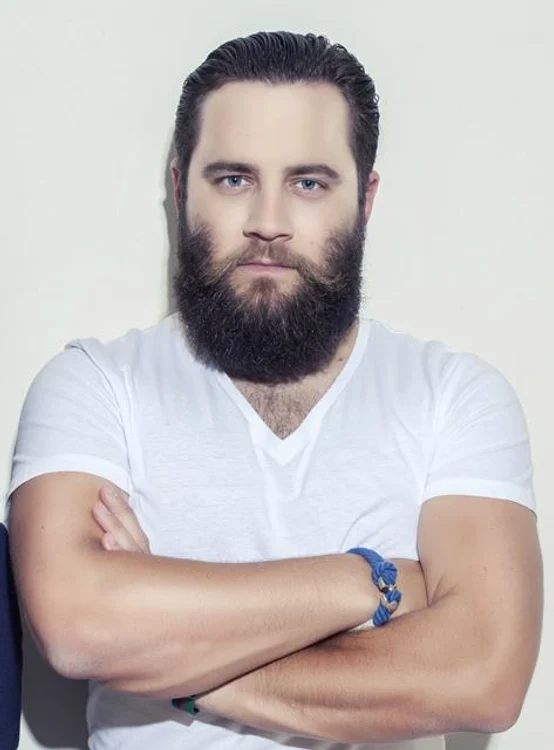 
    Lariss şi bradul de Crăciun  