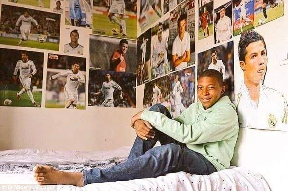 Copilul Kylian Mbappe, înconjurat de postere cu Cristiano Ronaldo. FOTO: Facebook