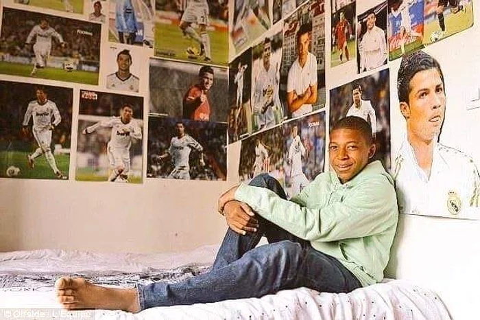 Copilul Kylian Mbappe, înconjurat de postere cu Cristiano Ronaldo. FOTO: Facebook