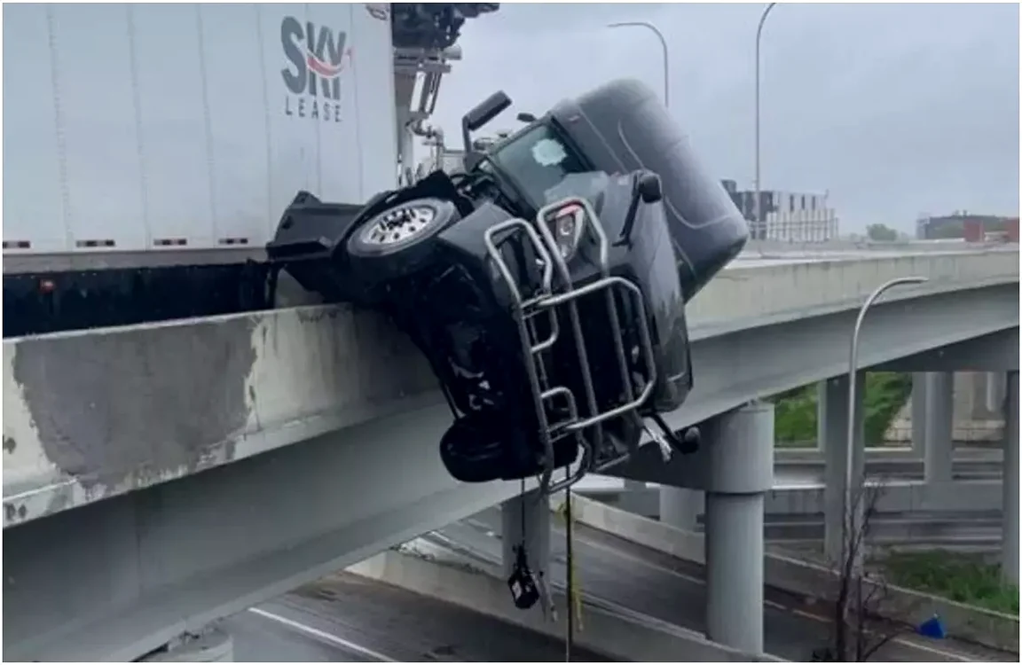 Camionul s-a izbit de o structură a unui pod.