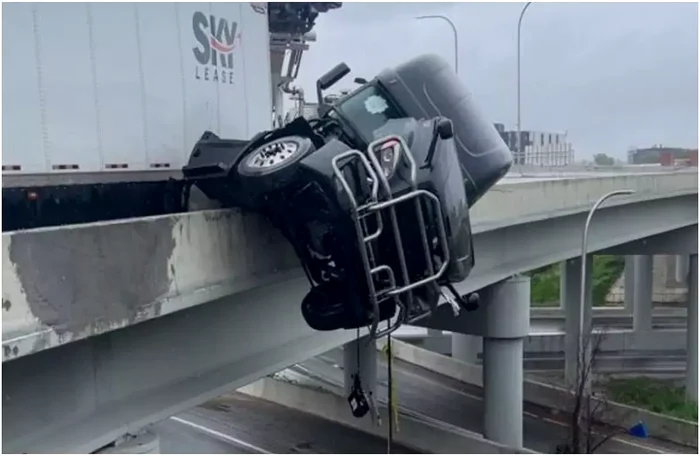 Camionul s-a izbit de o structură a unui pod.