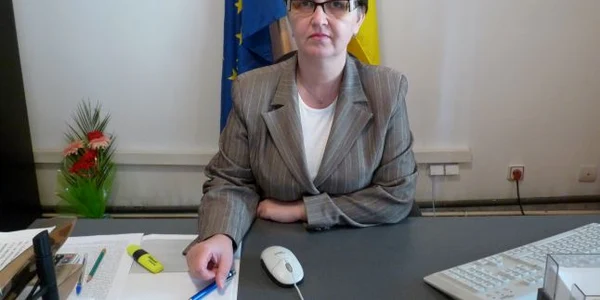Comisarul şef Clara Adam îşi pregăteşte mapa pentru ziua de lucru
